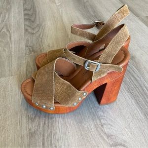 Lucky Brand Leather Size 7.5 Peep Toe clog sandals 5” Wooden Block Heel, studs